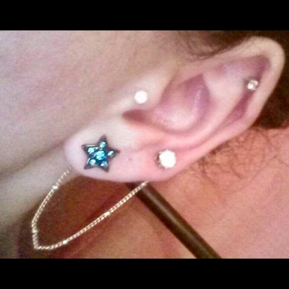 Betsy Johnson Mismatched Stud Earrings✨ - Picture 2 of 2